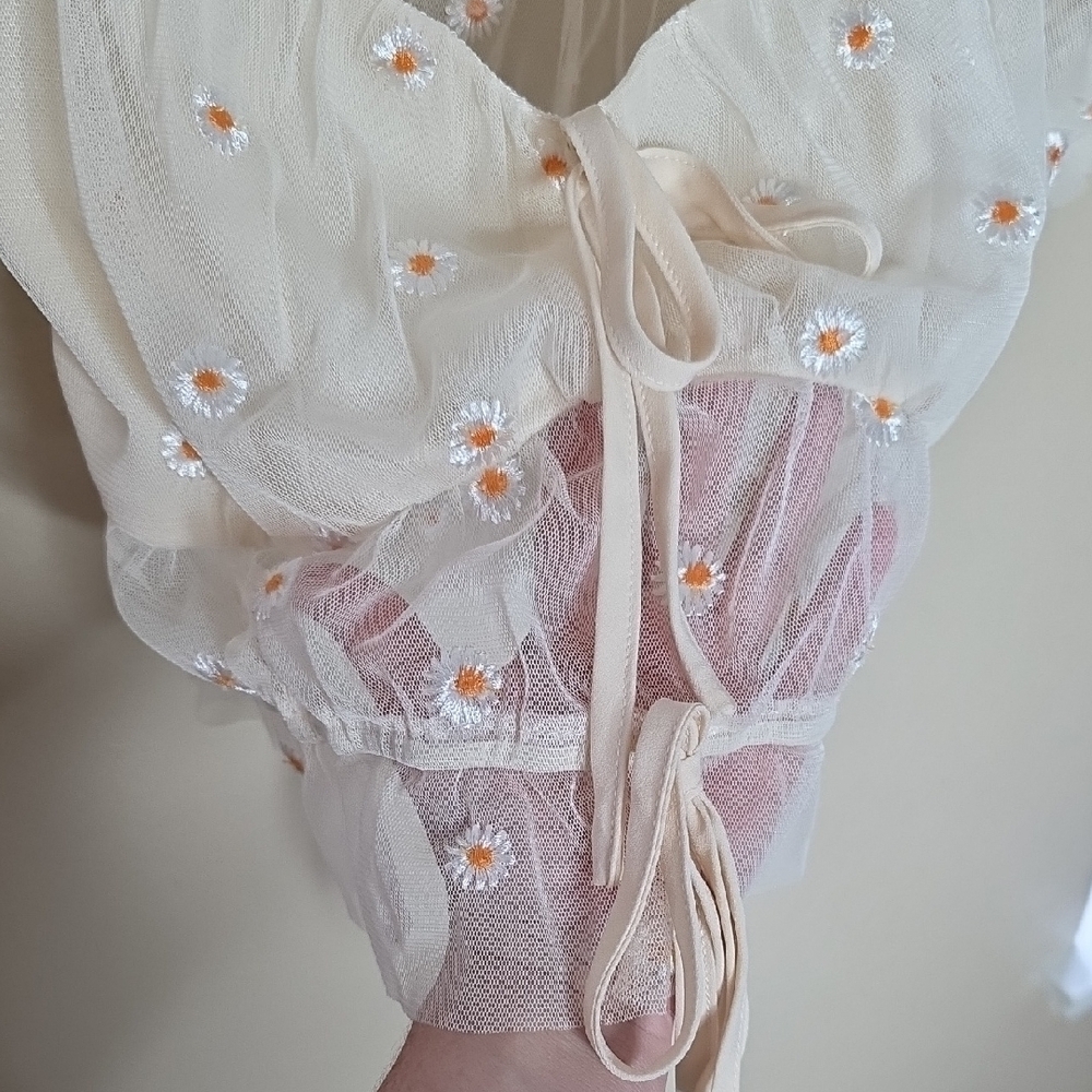 Le Lis Ivory Sheer Mesh Daisy Embroidered Crop Top Cottagecore Size Medium - Picture 6 of 11